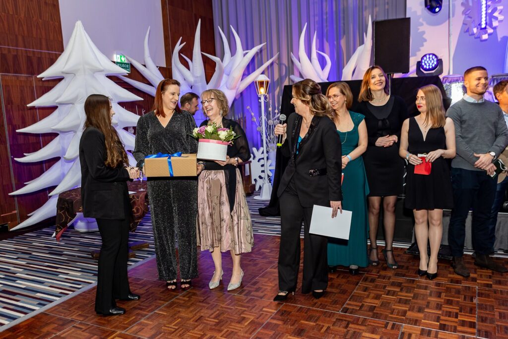 Wręczenie nagród i kwiatów przy białych dmuchanych choinkach - finał Winter Party